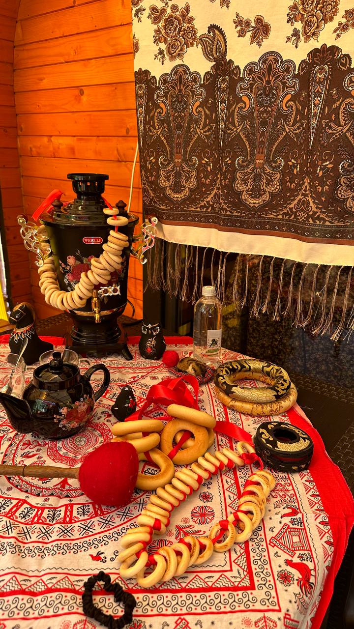 Самовар, баранки и стол к чаепитию после бани в Экопарке Рождествено